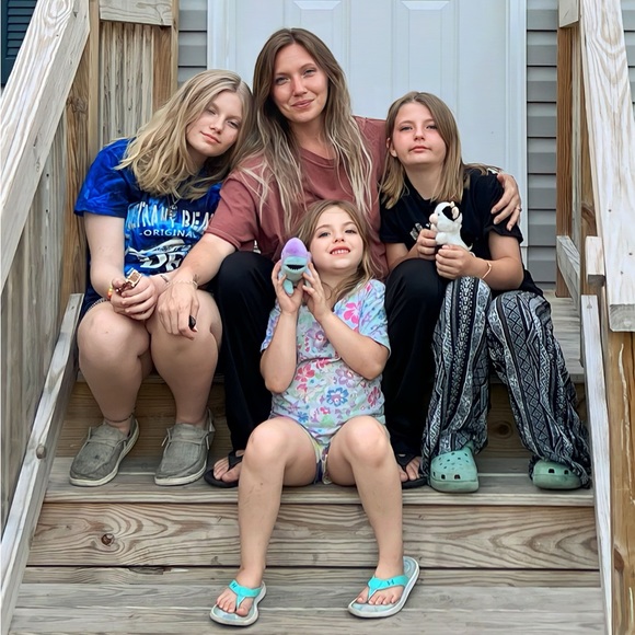 Meet your Posher, Lauren - Picture 2 of 3